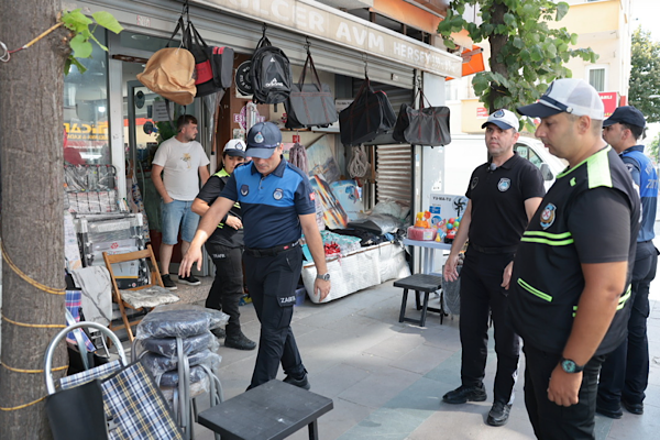 Küçükçekmece’de yaya yolu işgallerine zabıta denetimi<