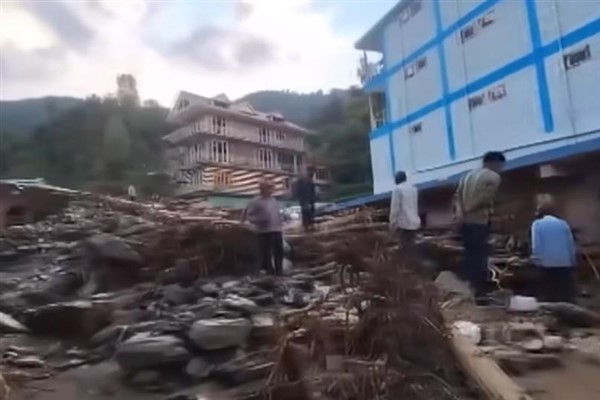 Hindistan'da ani sel ve heyelanlar sonucu onlarca kişi kayboldu<
