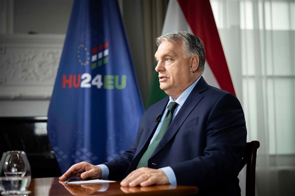 Orban: Brüksel, Ukrayna'daki başarısız savaşta para harcarken, biz farklı bir yol seçtik<