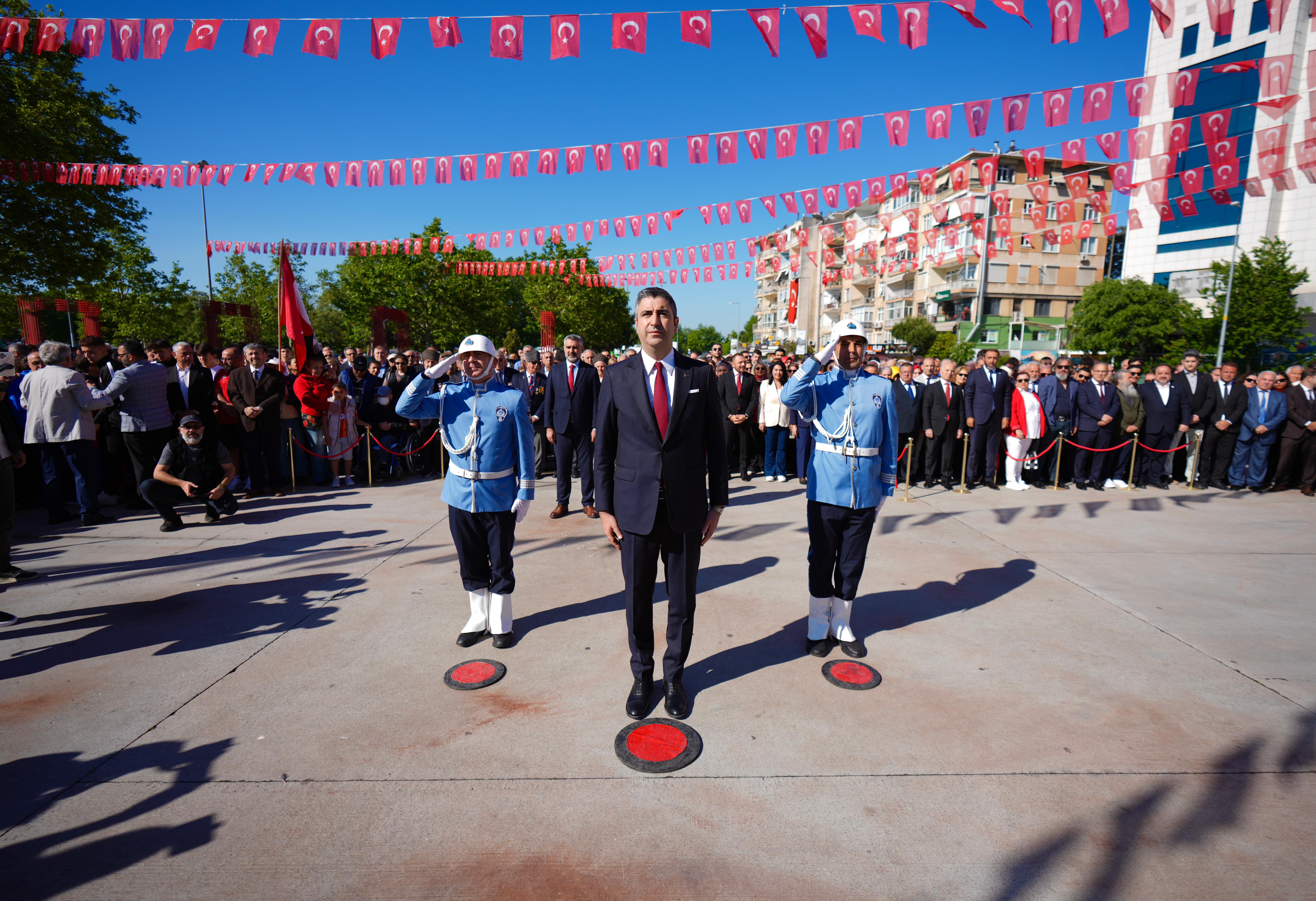 Kartal'da 19 Mayıs kutlamaları çelenk töreniyle başladı