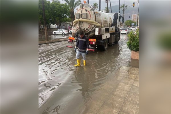 Hatay’da etkili olan yağışlarla mücadele sürüyor