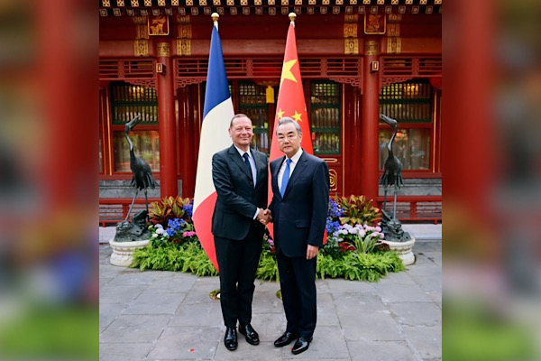 Wang Yi, Macron’un Diplomatik Danışmanı Büyükelçi Bonne ile görüştü<