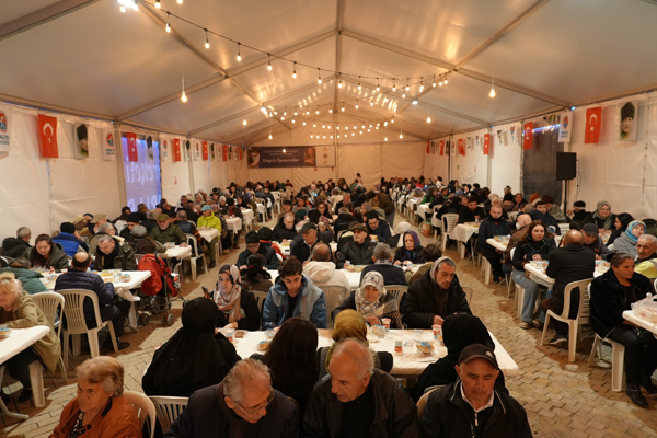 Maltepe'de vatandaşlar, iftar çadırında buluştu<