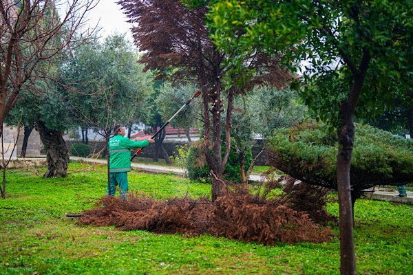 Milas’ta Ramazan ayı öncesinde cami avluları temizlendi<