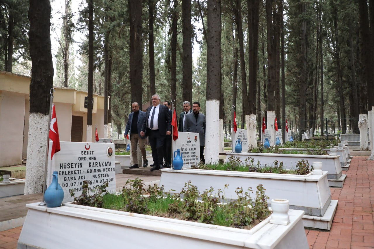 Edremit Belediyesi, şehitliklerde bakım çalışması sürdürüyor<