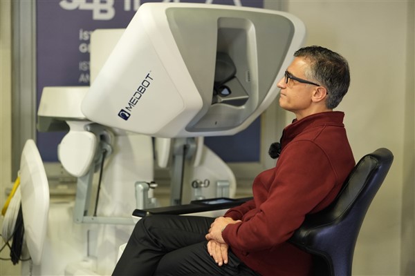 Türkiye’de bir ilk: 1400 kilometre uzaktan robotik cerrahiyle ameliyat gerçekleştirildi<