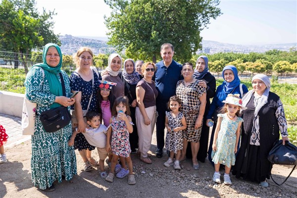İzmir'de Mahalle Bostanlarında hasat etkinliği düzenlendi<
