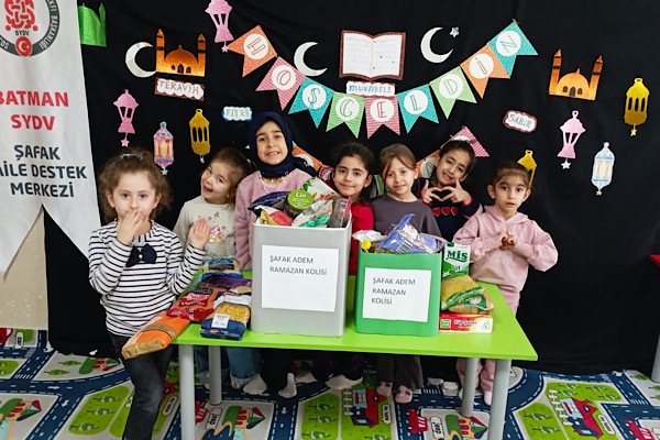 Batman’da çocuklar Ramazan kolileri hazırladı<