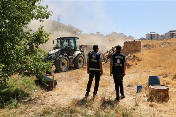 Van’da metruk bina ve ahırların yıkımı sürüyor 