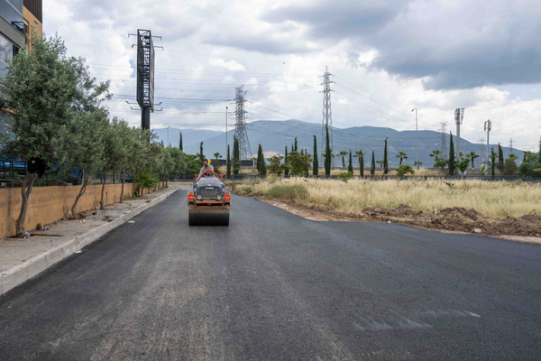 Bornova’da 20 sokakta asfalt ve yol yenileme devam ediyor<
