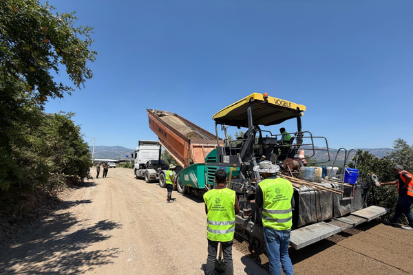 Aydın Büyükşehir Belediyesi 17 ilçede yol ve altyapı çalışmalarını sürdürüyor<