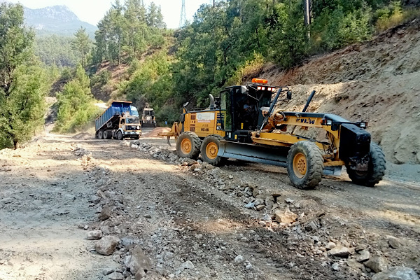Alanya’nın kırsal mahallelerinde yol bakım ve onarım çalışmaları sürüyor<