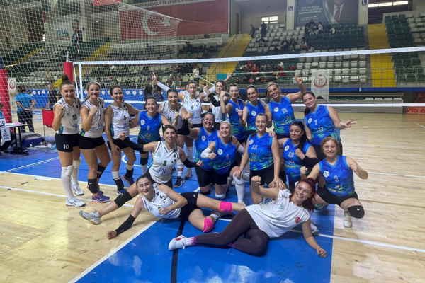 İzmit Belediyespor voleybol takımları, Veteranlar Turnuvası’nda ikinci oldu<