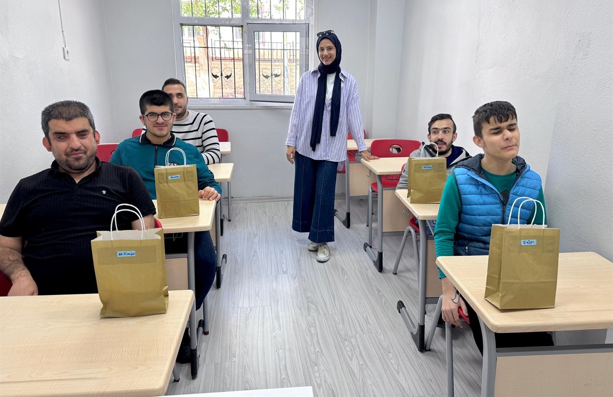 Batman'da görme engelli gençler için seramik atölyesi <