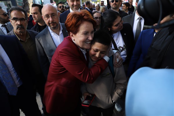 Akşener, Konyaaltı'nda esnaf ziyaretinde bulundu<