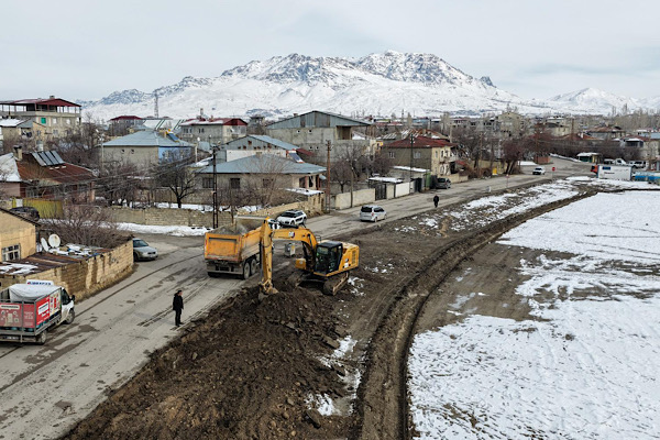 Van’da yol genişletme çalışmaları devam ediyor<