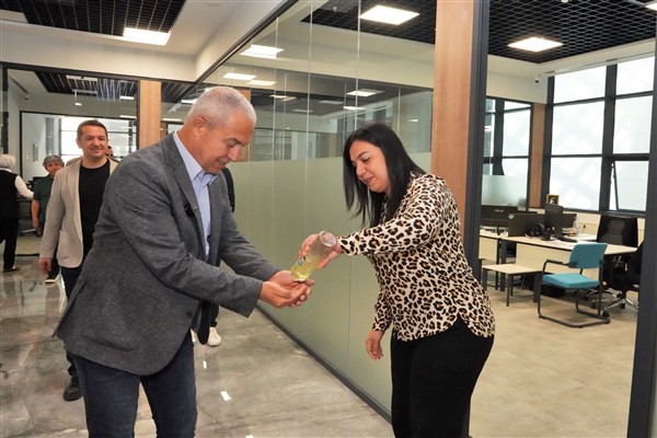 Başkan Özçelik, belediye personeliyle bayramlaştı<