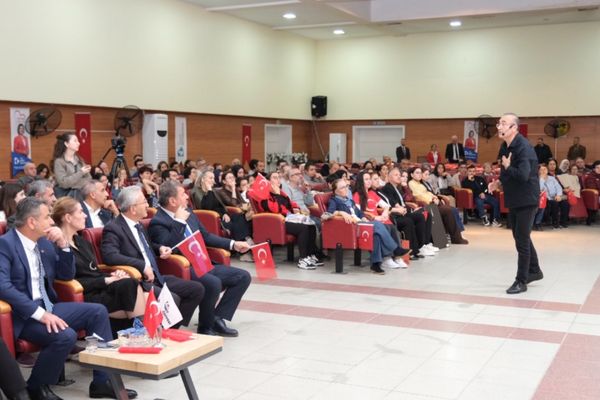 Sunay Akın, “Cumhuriyete Giden Yol” Gösterisiyle İzmitlilerle buluştu<