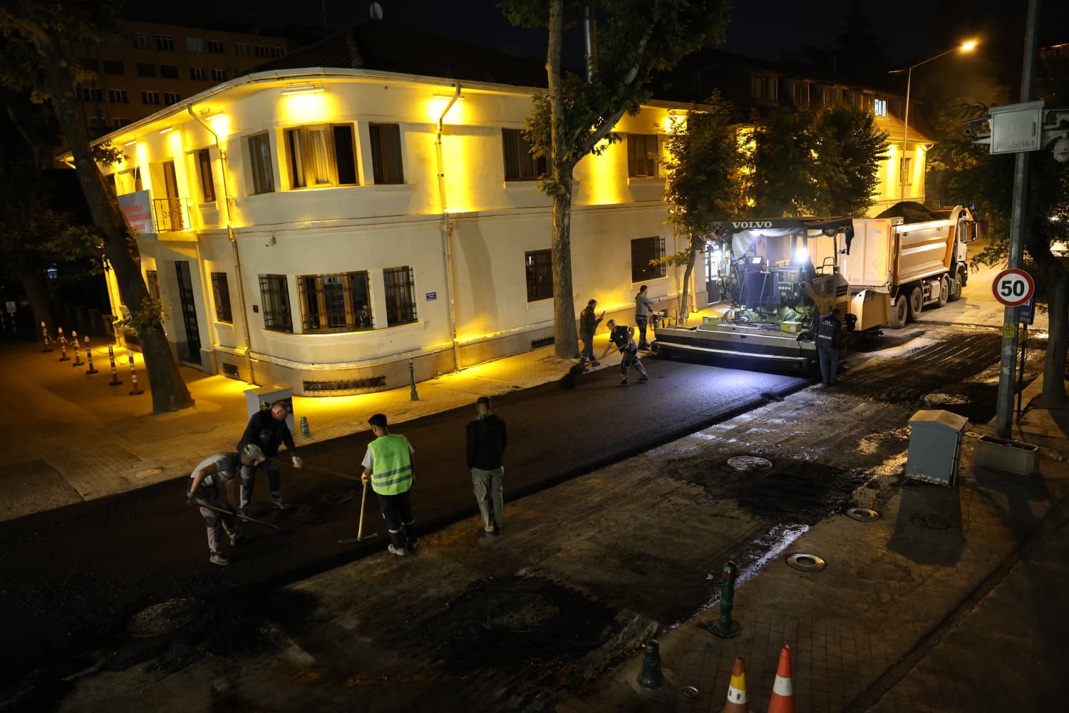 Eskişehir Büyükşehir Belediyesi, gece mesailerini sürdürüyor<