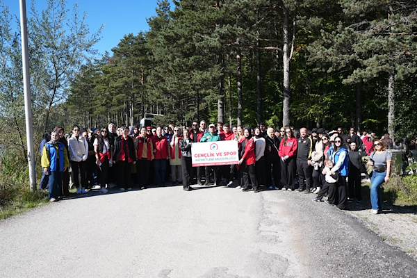 Düzce’de 350 genç Topuk Yaylası’nda doğa ve spor etkinliğine katıldı