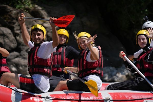 Düzce Belediyesi’nden gençlere rafting etkinliği<
