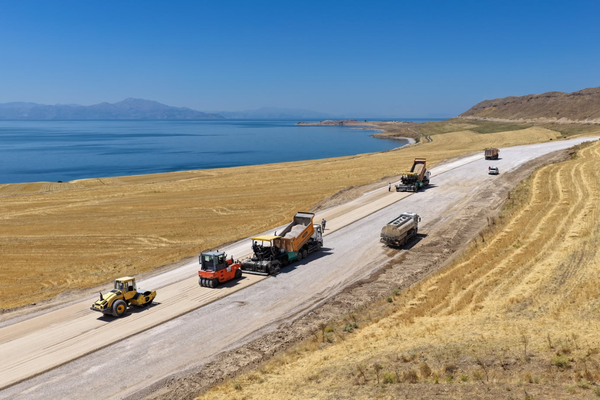 Van Gölü Sahil Yolu’nun Çitören-Ayanis etabında asfalt serimine geçildi<