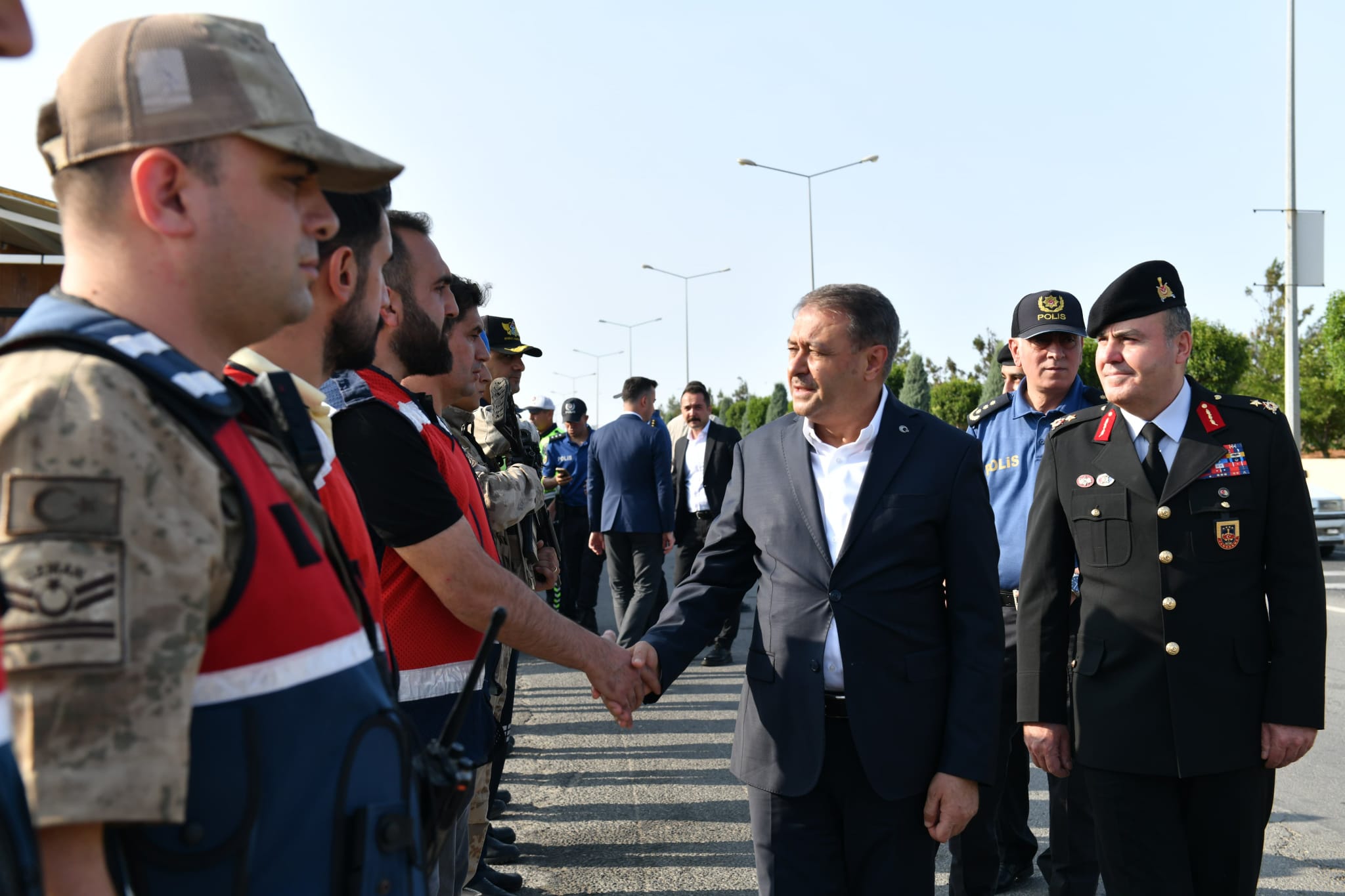 Vali Şıldak, vatandaşların bayramını kutladı<