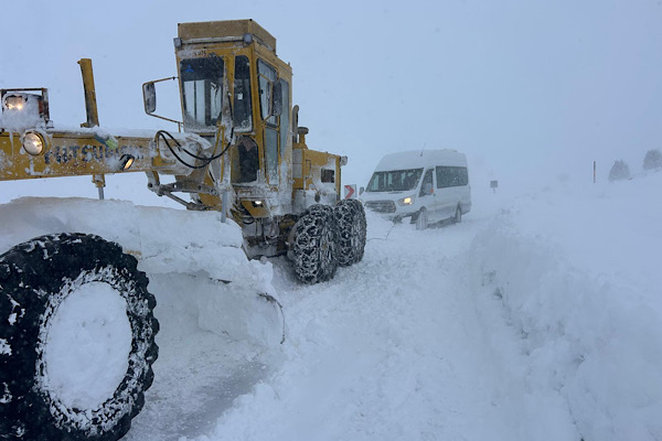 Kayseri’de kardan kapanan 54 mahalle yolu trafiğe açıldı<