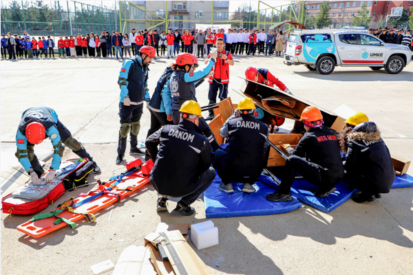 Diyarbakır Büyükşehir Belediyesi'nden öğrencilere yönelik afet tatbikatı <