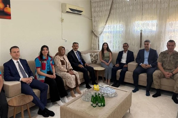 Şırnak Valisi Ekici’den şehit Güvenlik Korucusu Nas'ın ailesine ziyaret<