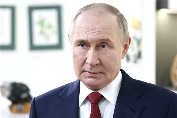 Putin, Trump ile telefonda görüştü<