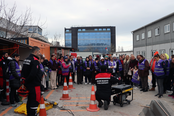 Maltepeli kadınlar afetlere müdahaleyi uygulamalı öğrendi<