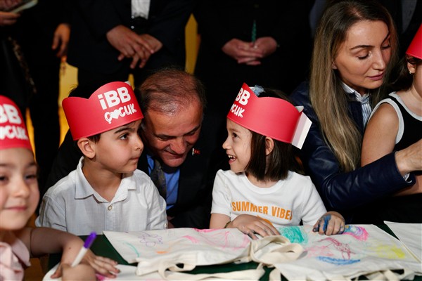 Aslan: Gerçek sevginin arasına hiçbir duvar, hiçbir parmaklık giremez<
