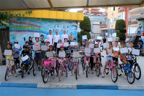 Alanya'da bisiklet kullanmayı öğrenen 45 öğrenciye sertifika verildi