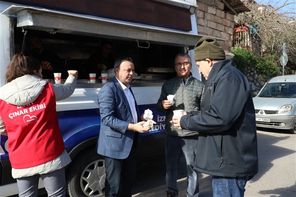 İzmit'te Cuma namazı çıkışında geleneksel buluşma programı gerçekleştirildi<