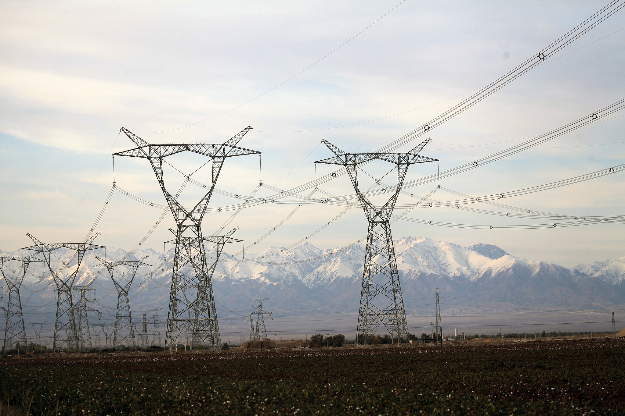 Çin’in en büyük 750 kV elektrik ağı Xinjiang’da kuruldu<