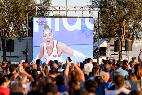 İzmir’de Filenin Sultanları’nın şampiyonluk coşkusu<