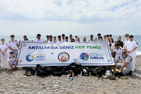 Konyaaltı Sahili'nde öğrencilerle kıyı temizliği yapıldı