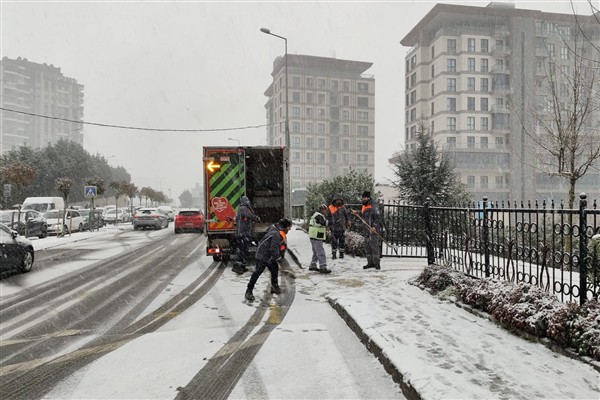 İstanbul'da kar küreme ve tuzlama çalışmaları sürüyor