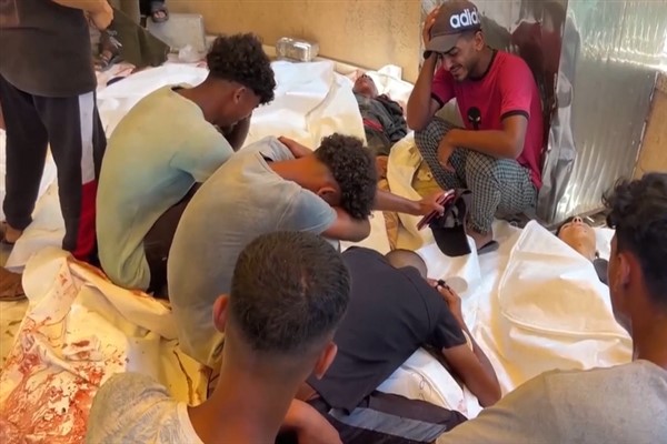 Pazar günü İsrail'in açtığı ateş sonucu Gazze'de yardım arayan en az 73 kişi öldürüldü<