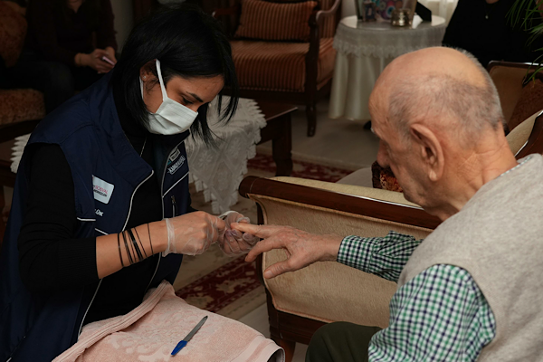 Kadıköy'de 65 yaş üstüne evde kuaförlük hizmeti