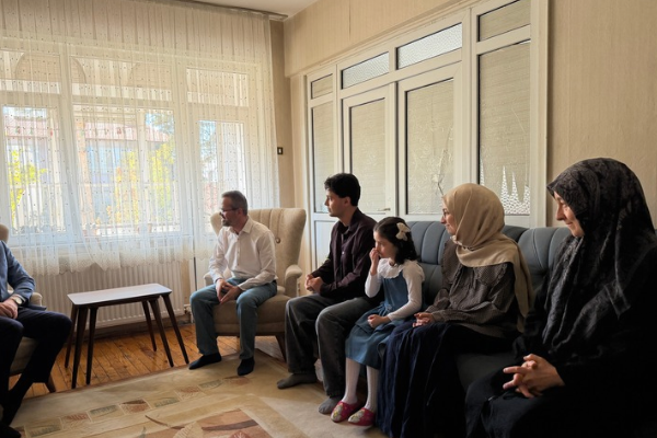 Başkan Altay, umreye giden Yarış ailesini ziyaret etti<