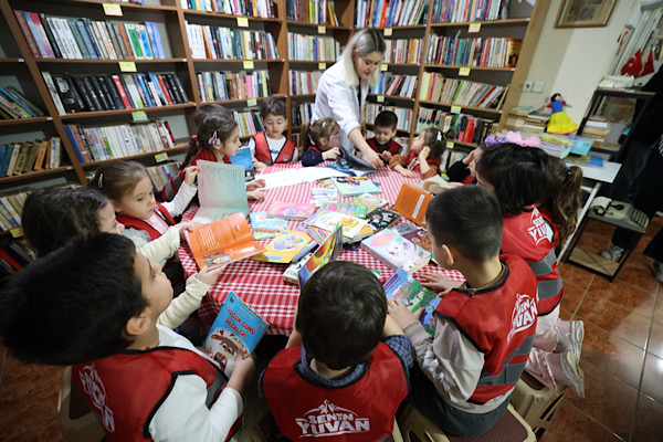 Derince’de öğrenciler, Erdoğan Salman Halk Kütüphanesi’ni ziyaret etti<