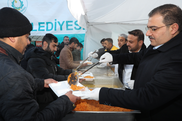 Başkan Canpolat ve Bağmancı, iftarda vatandaşlarla bir araya geldi<