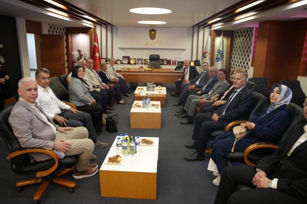 Özdağ, Giresun Ticaret ve Sanayi Odasını ziyaret etti<