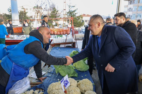 Başkan Özarslan, Ufuktepe Semt Pazarı’nı ziyaret etti<