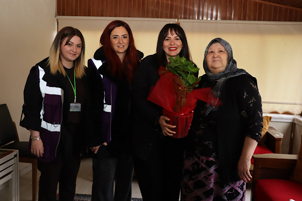 İzmit Belediyesinden kırsal mahallelerde Anneler Günü ziyareti<