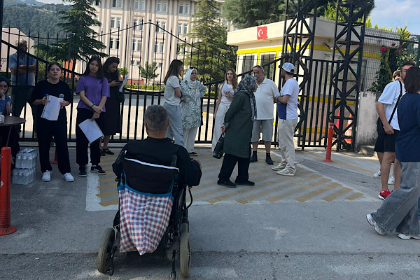 Bursa’da özel gereksinimli öğrenci, sınava ulaştırıldı<
