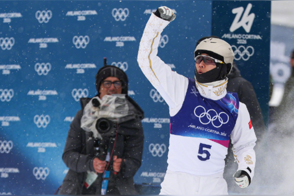 Çinli Wang Xindi, Kış Olimpiyatları'nda altın madalya kazandı <