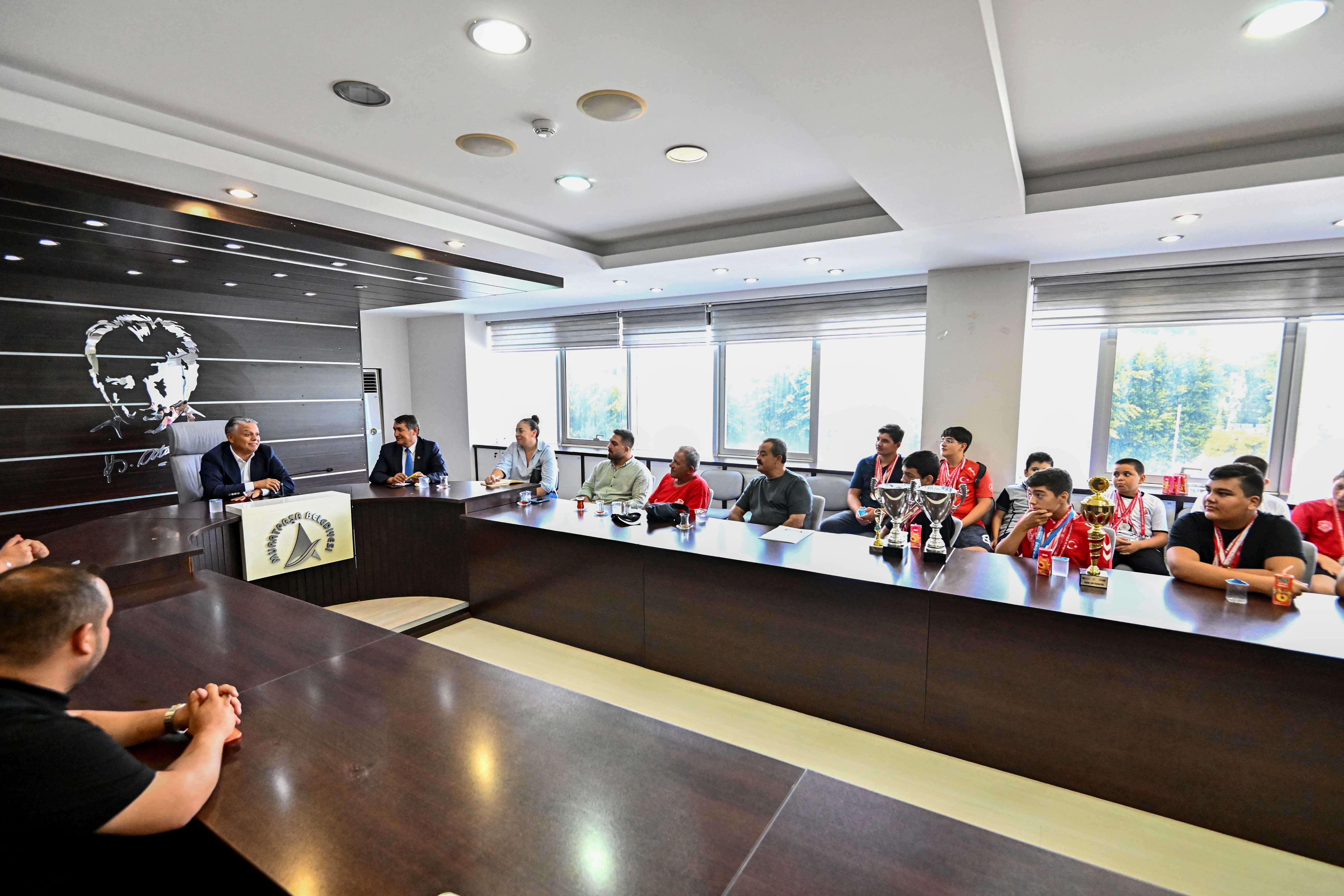 Başkan Uysal, Muratpaşa Belediyespor güreşçileriyle bir araya geldi<